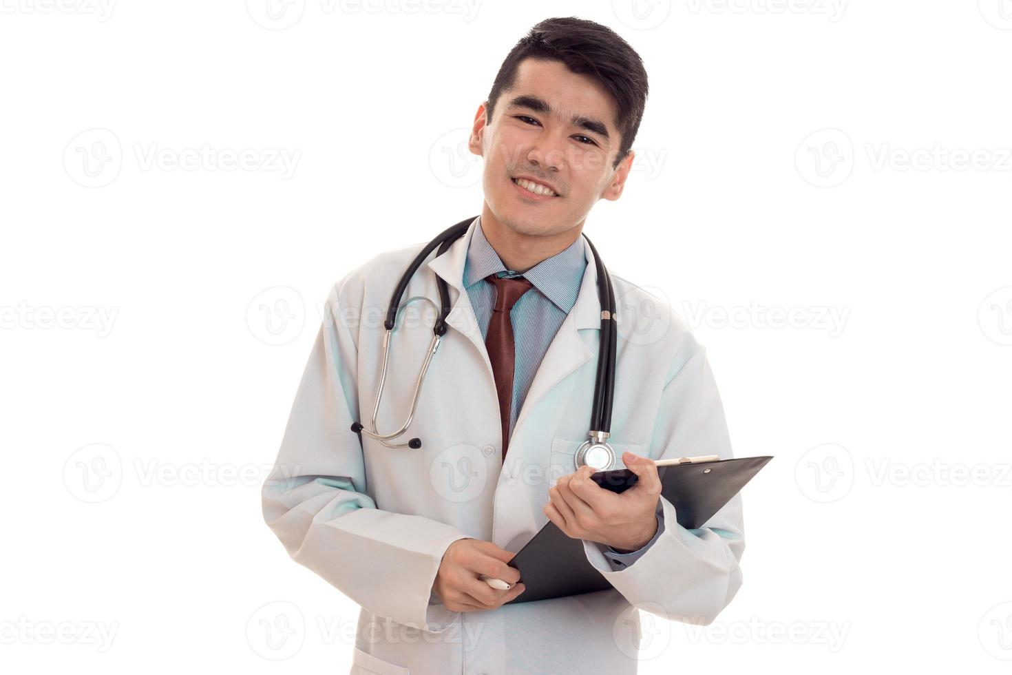 retrato de estúdio de médico masculino feliz em uniforme posando isolado no fundo branco foto