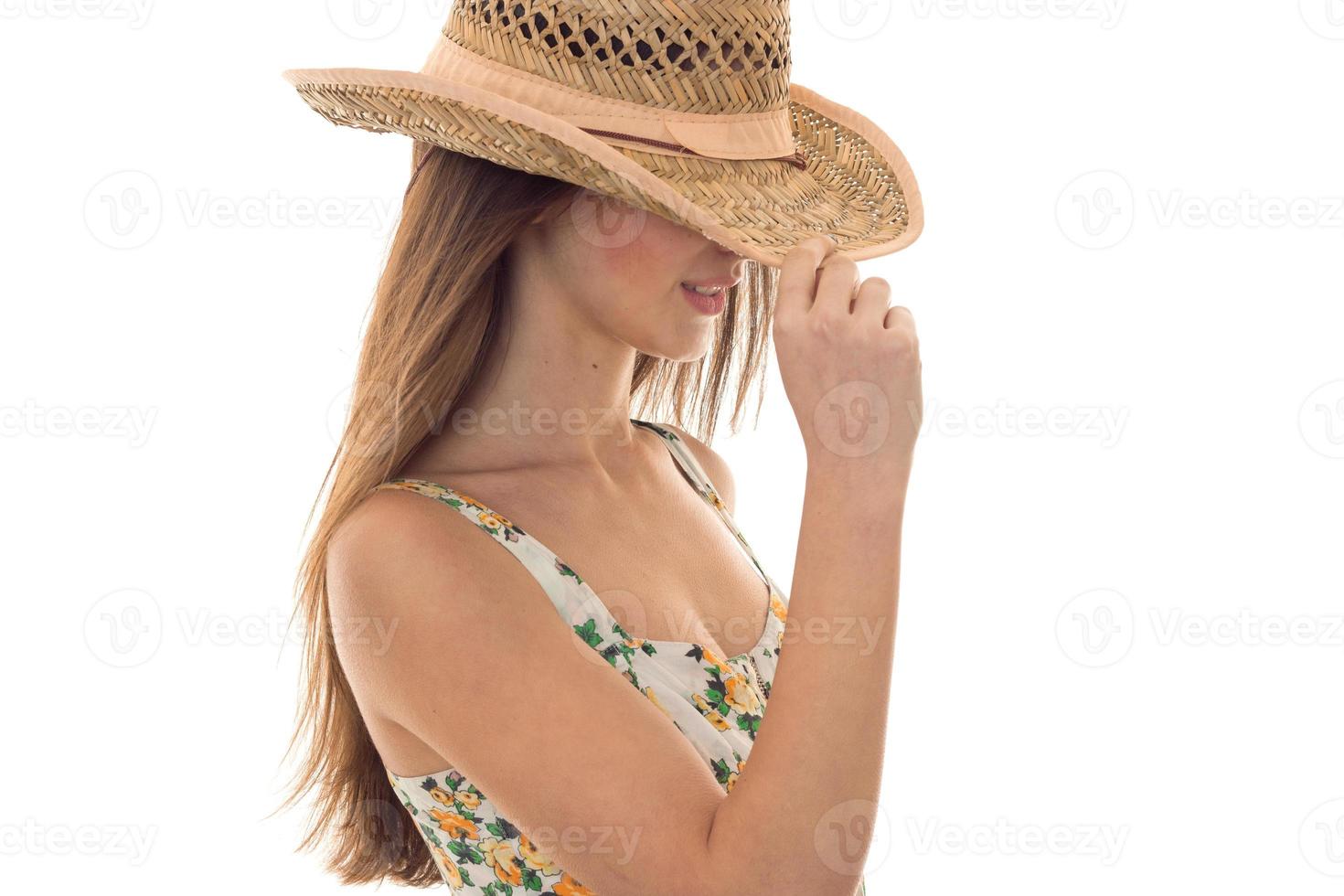senhora bonita no chapéu de palha e sarafan com padrão floral posando isolado no fundo branco foto