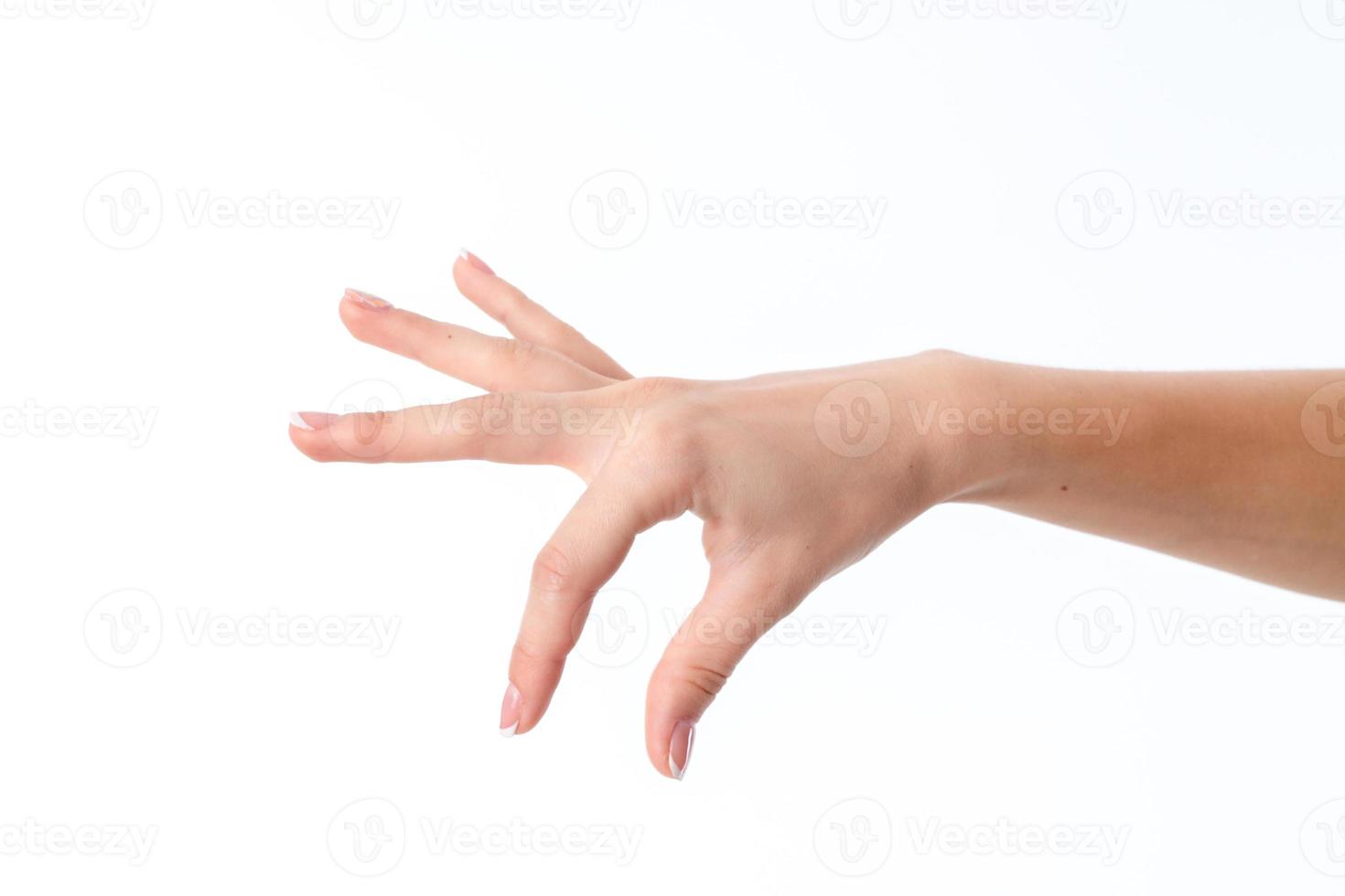 mão feminina mostrando o gesto com os dedos é isolada em um fundo branco foto