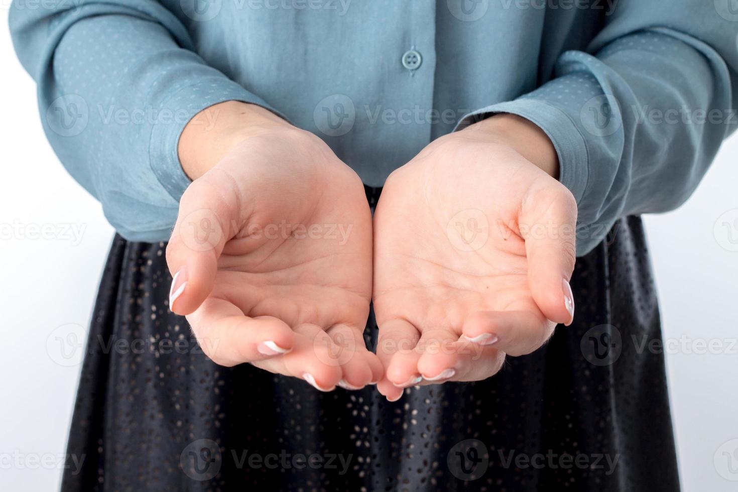 menina esticada para a frente com as duas mãos com close-up de palmas expandidas foto