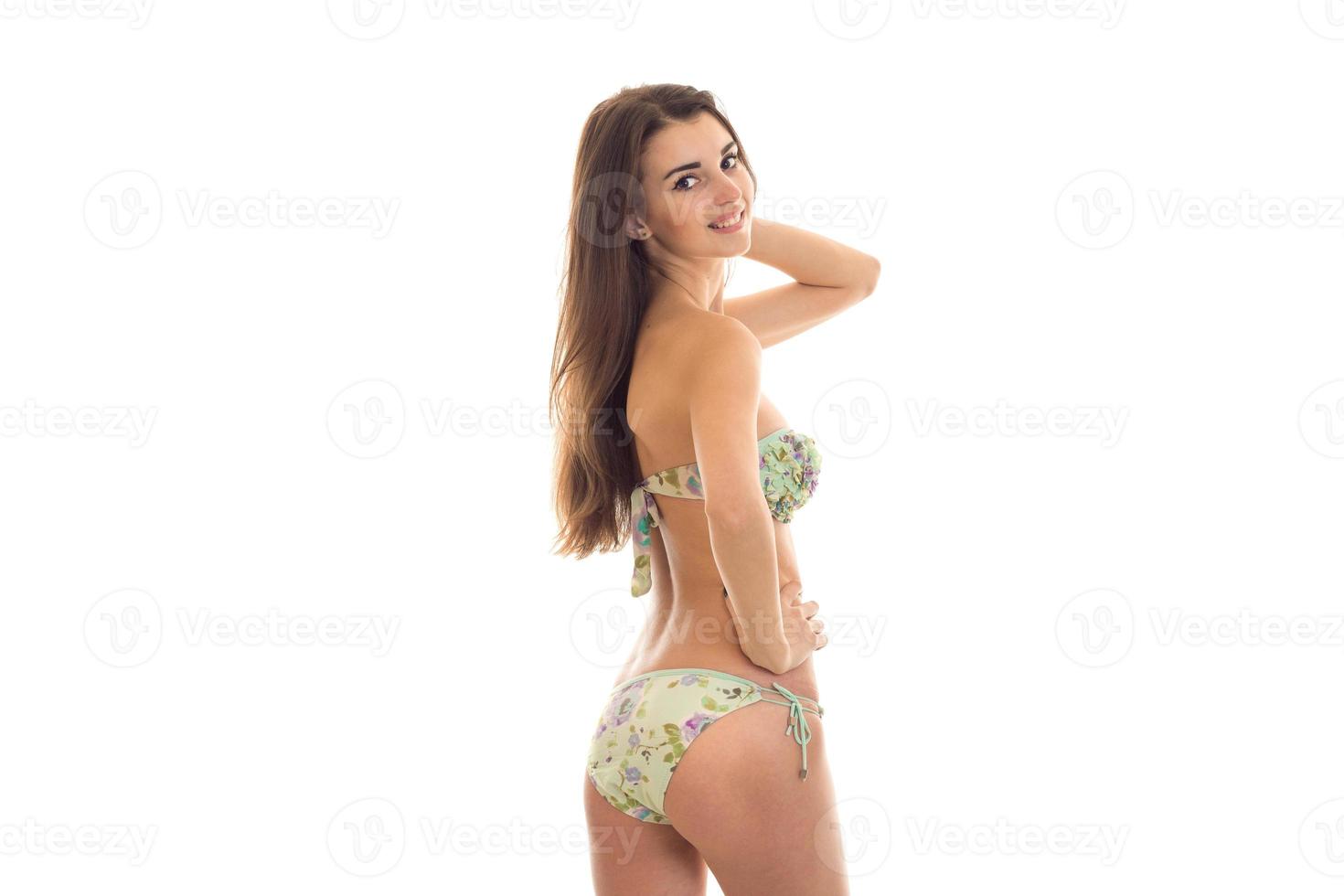 jovem linda com corpo sexy em um maiô virou as costas para a câmera com belas nádegas foto