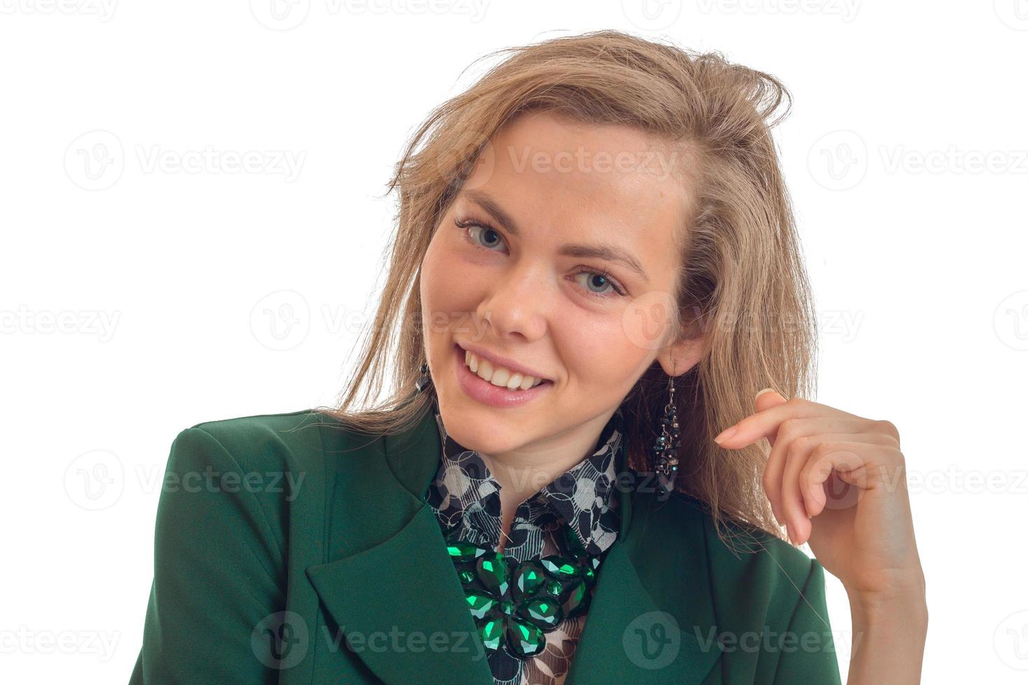 retrato de uma jovem encantadora em uma jaqueta verde que sorri e olha para o close-up da câmera foto