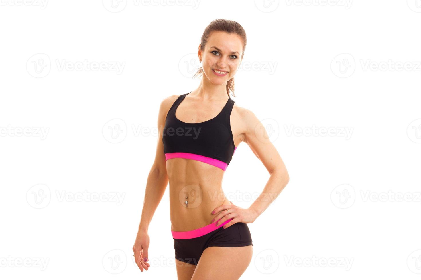 linda jovem esbelta esportista de uniforme sorrindo para a câmera foto