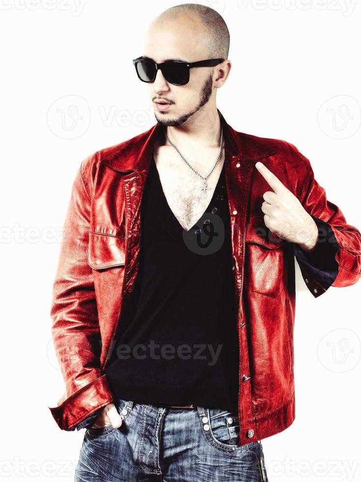 homem em uma jaqueta de couro vermelha foto