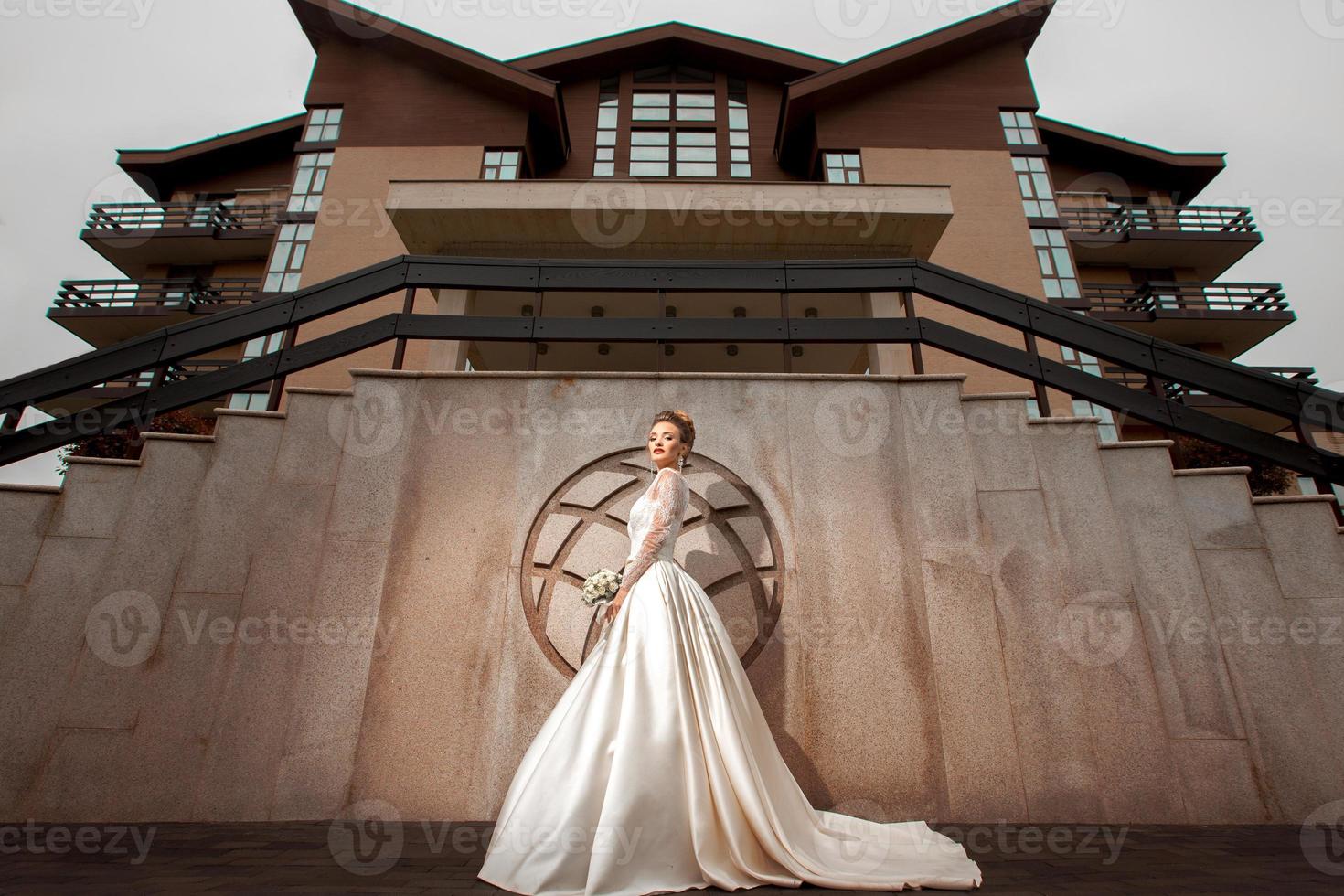 jovem noiva linda em vestido de noiva foto