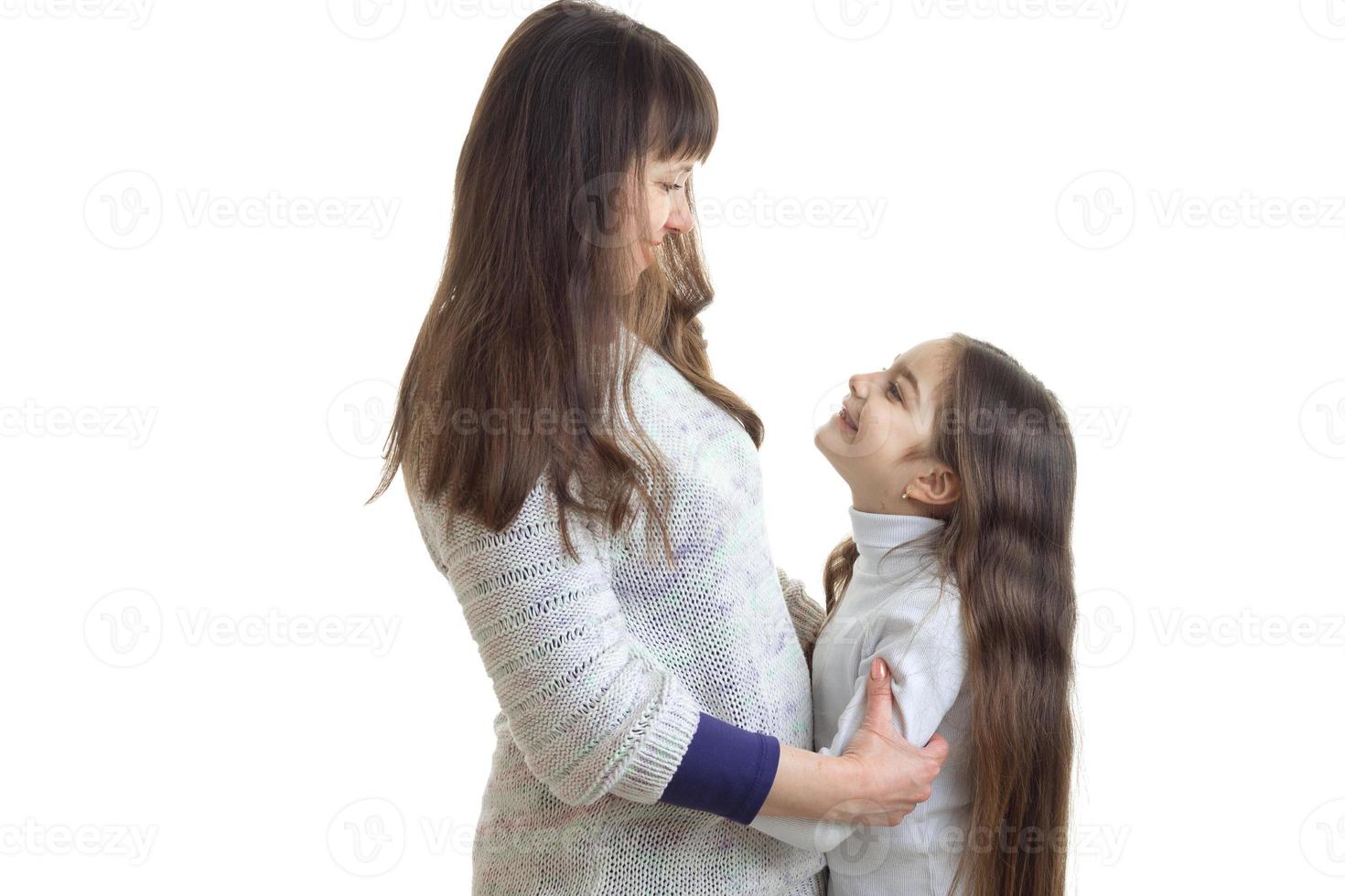 mãe e filha se abraçando e sorrindo uma para a outra foto