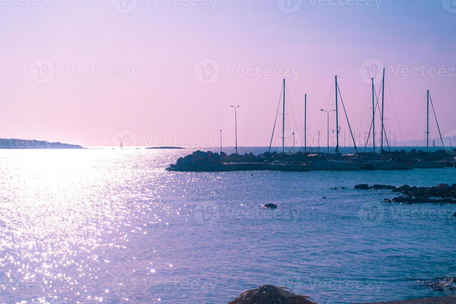 porto no pôr do sol de paisagem marinha do mar azul foto