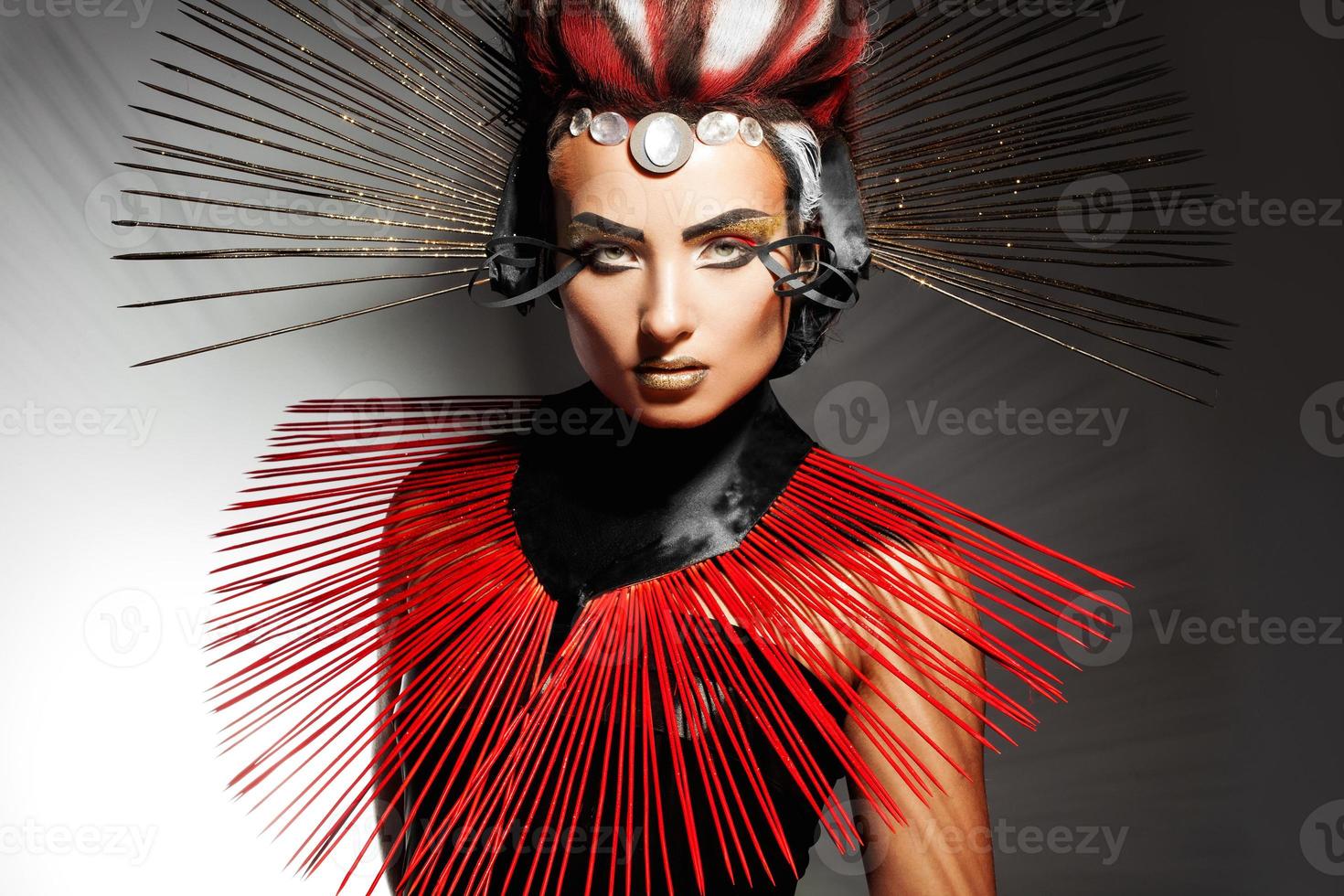 retrato horizontal de linda mulher adulta com listras vermelhas e pretas foto
