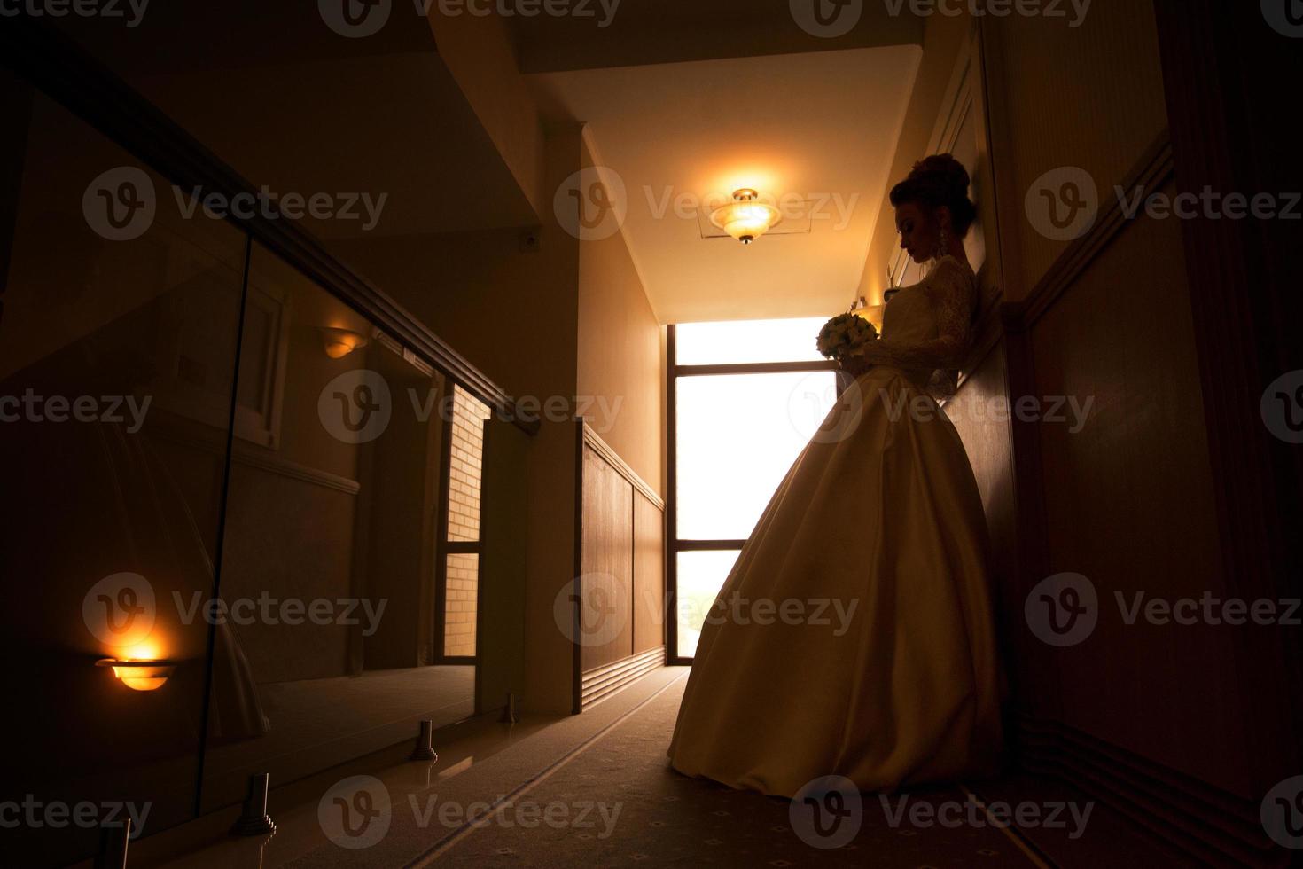 jovem noiva linda em vestido de noiva foto