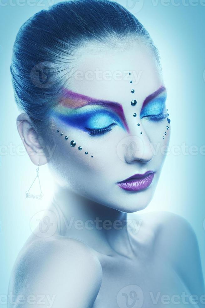mulher adulta atraente com maquiagem multicolorida em tons frios foto