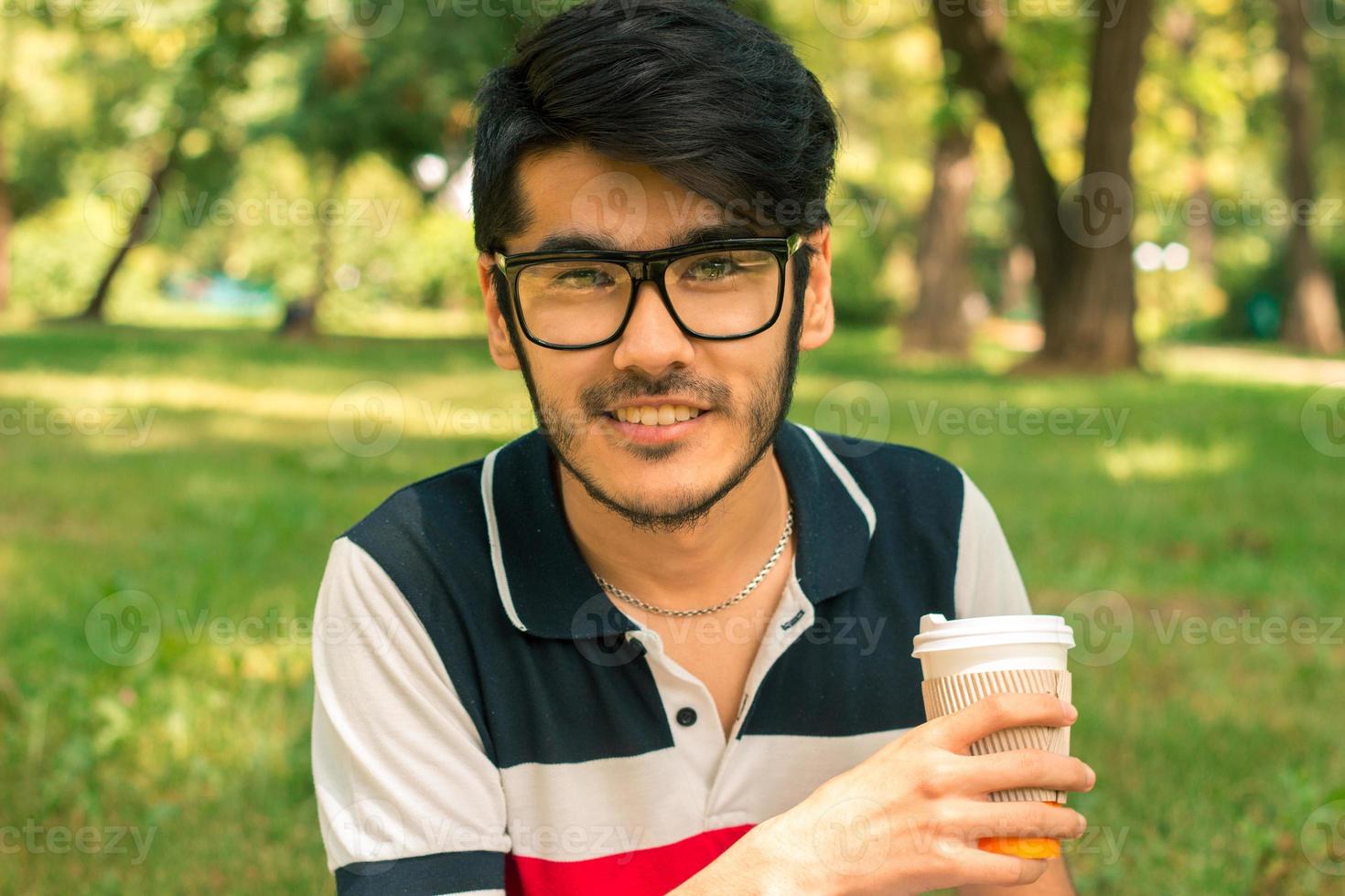 retrato de close-up de um cara bonito feliz em óculos foto