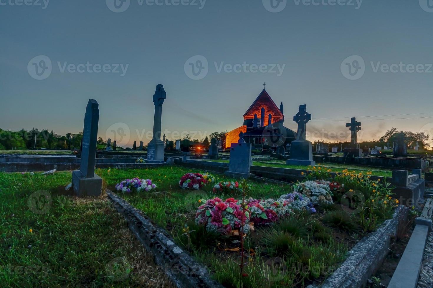 antigo cemitério à noite na irlanda foto