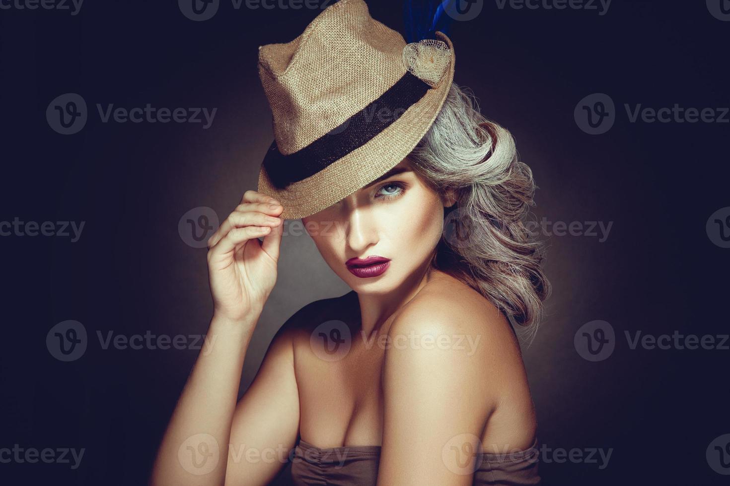 foto horizontal de mulher adulta bonita com maquiagem linda e cor de cabelo grisalho no chapéu elegante