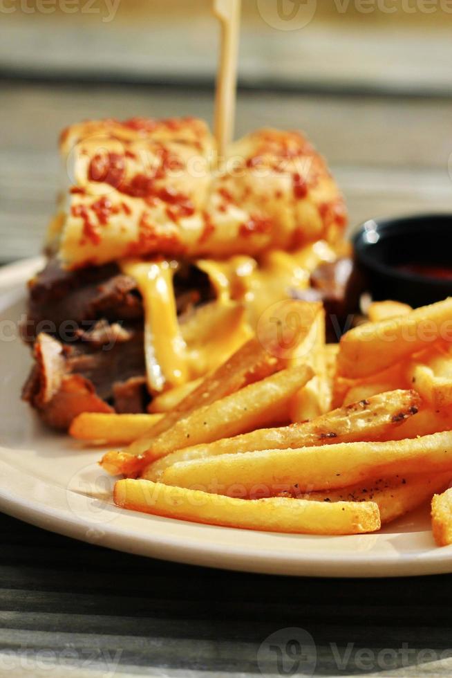 o prime rib dipper food do restaurante applebee's servido em uma mesa de madeira marrom. manhã ensolarada foto