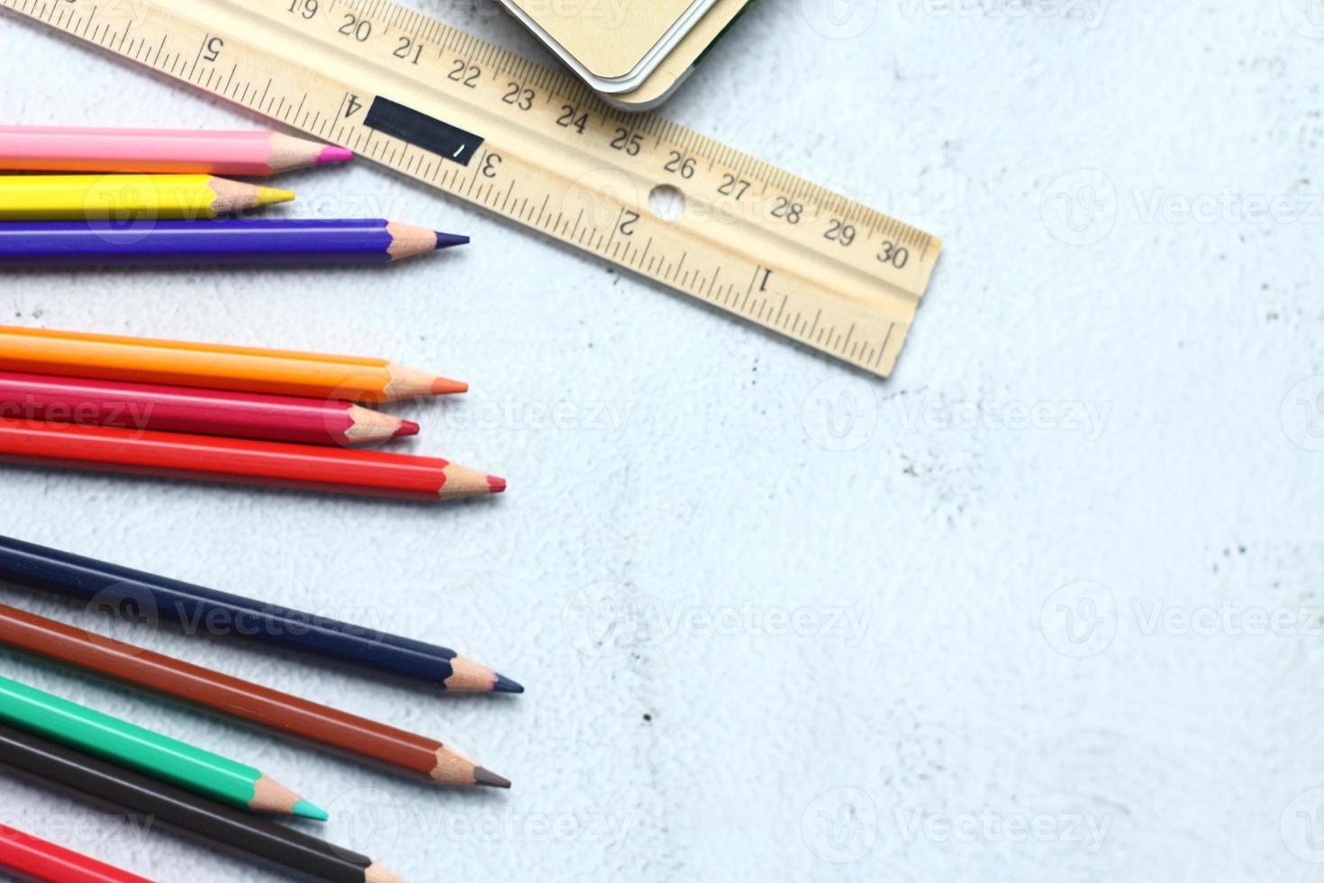 giz de cera espalhado sobre a mesa, réguas de madeira e cadernos com o festival de volta ao semestre, os alunos vão para a escola, aulas de artes. foto