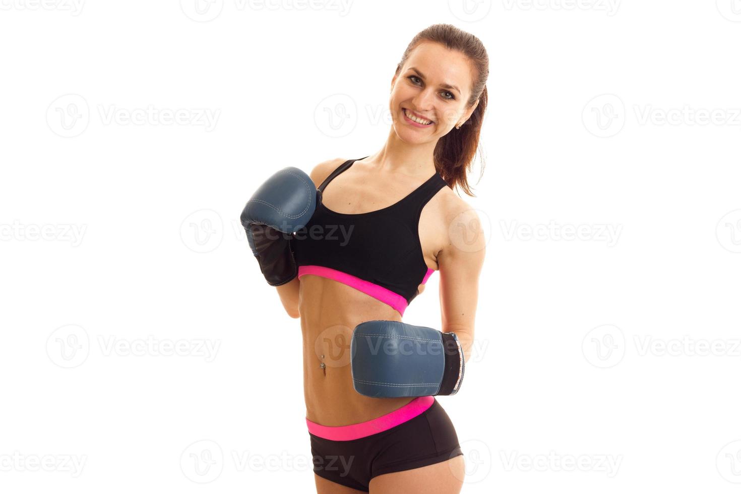 bela jovem em uniforme esportivo e luvas de boxe sorrindo foto