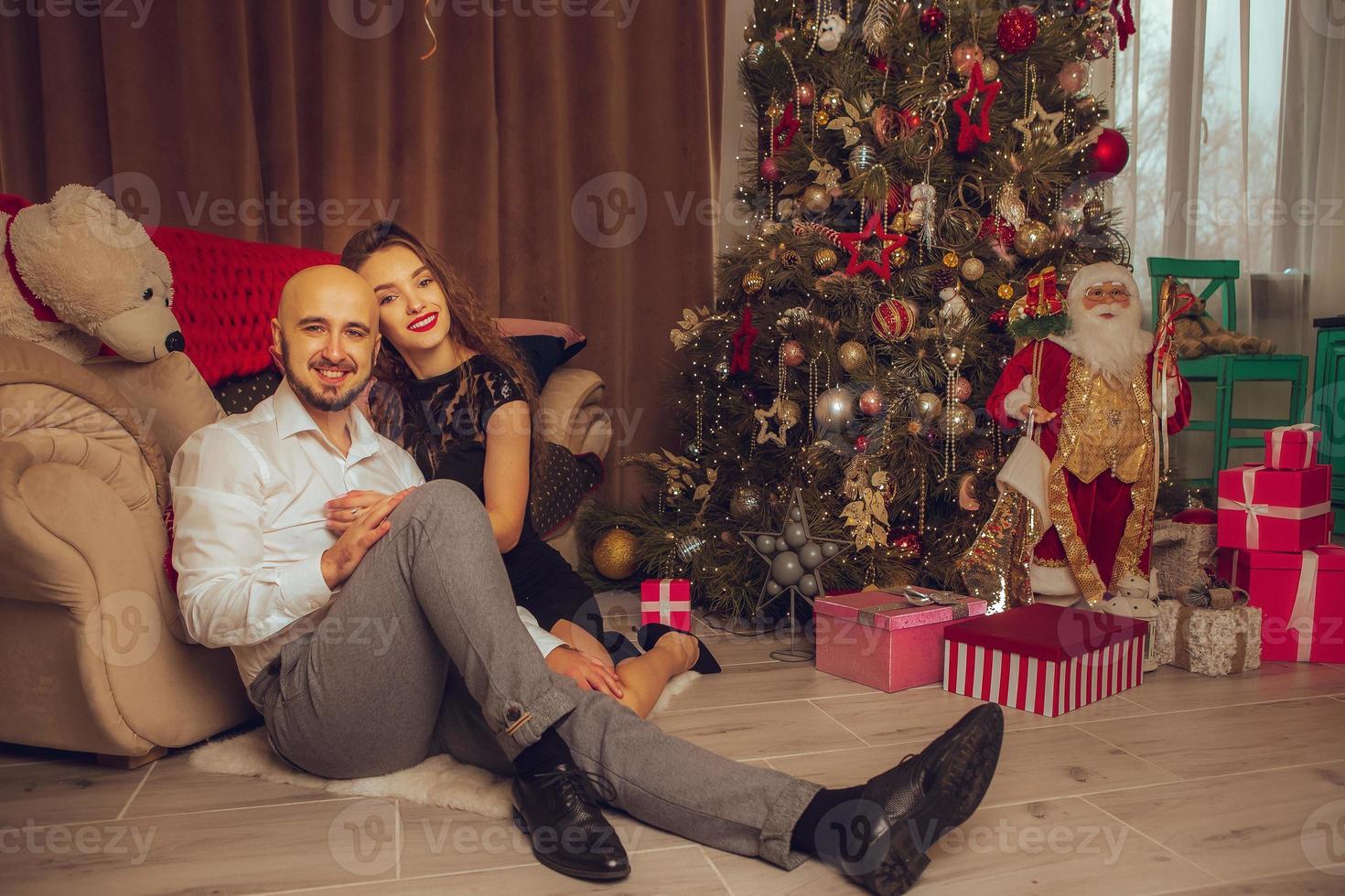 retrato de um lindo casal apaixonado comemora o ano novo e o natal juntos em casa foto