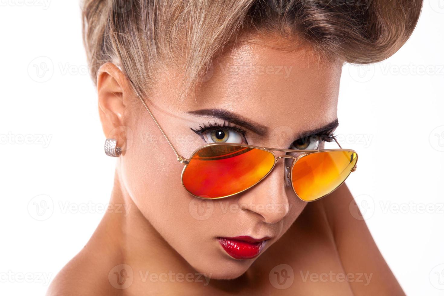 linda mulher em óculos de sol no estúdio foto