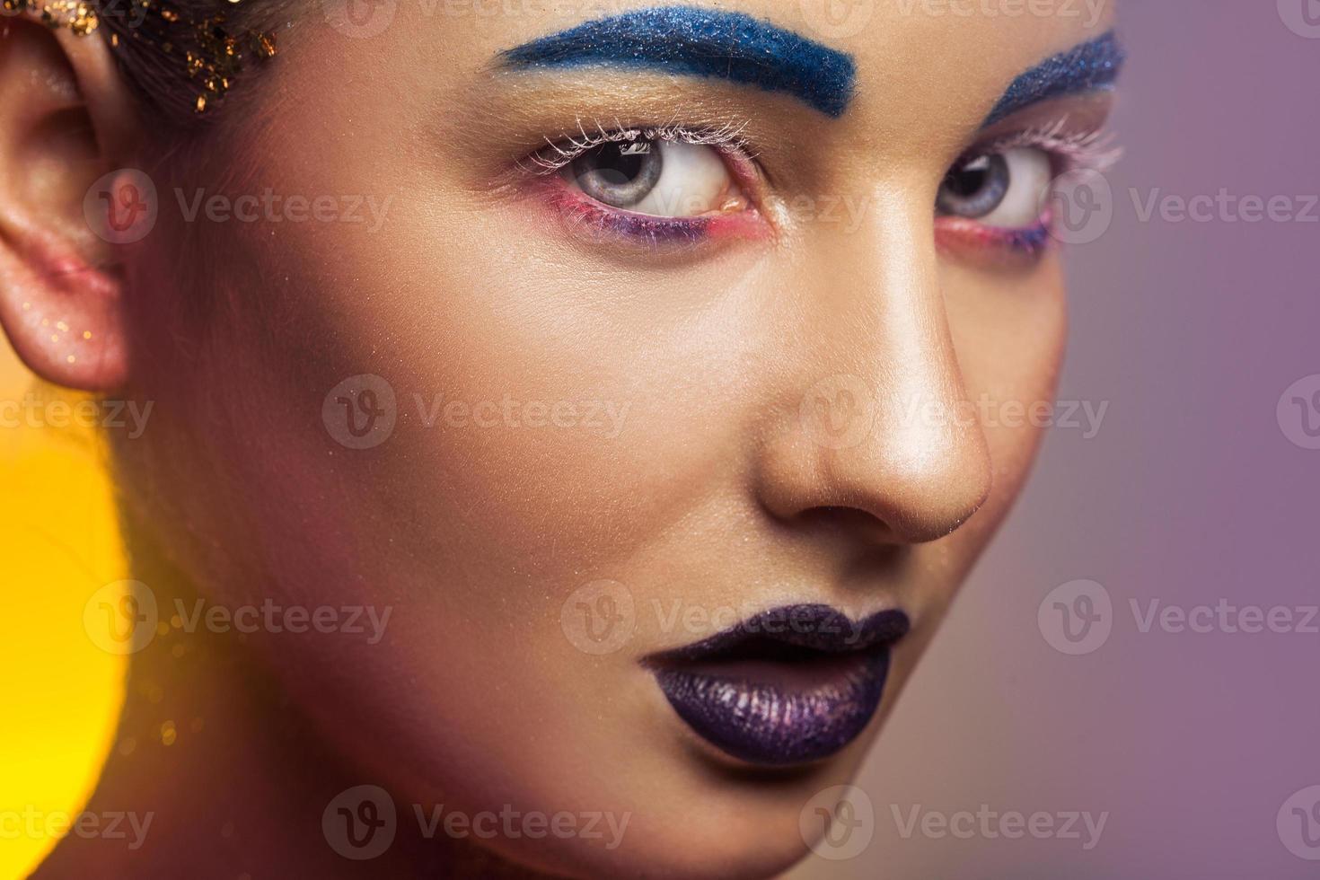 linda mulher caucasiana com maquiagem multicolorida e pele saudável foto