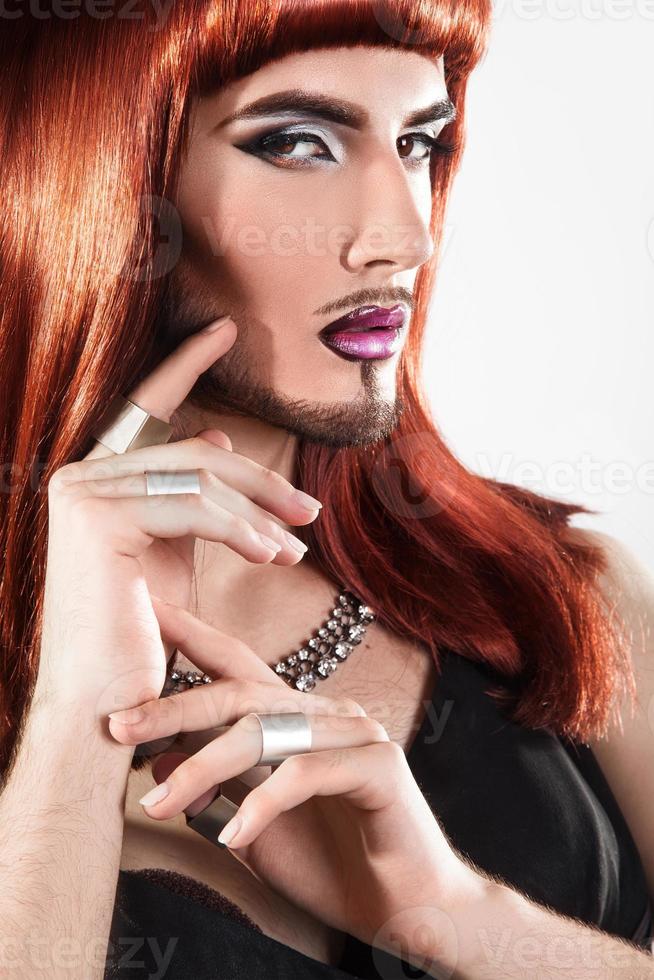 retrato aproximado de modelo travesti barbudo ruivo bonito com boa maquiagem foto