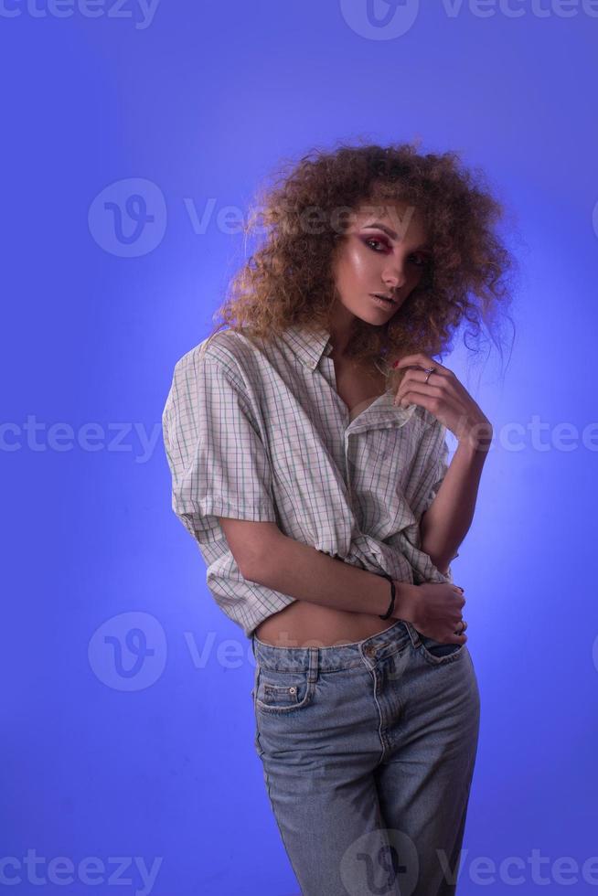 linda jovem com penteado afro e maquiagem colorida foto