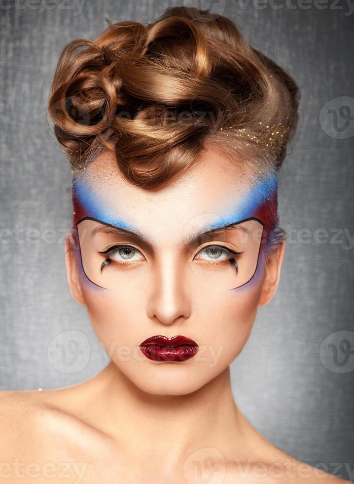linda garota com maquiagem multicolor criativa foto