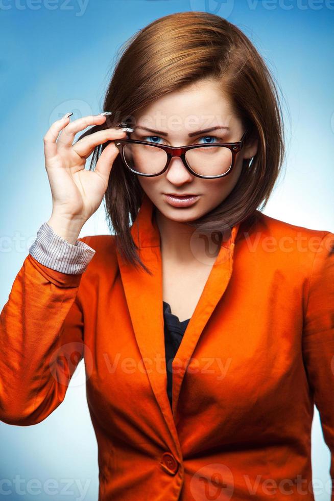 mulher de negócios bonita com óculos e jaqueta foto