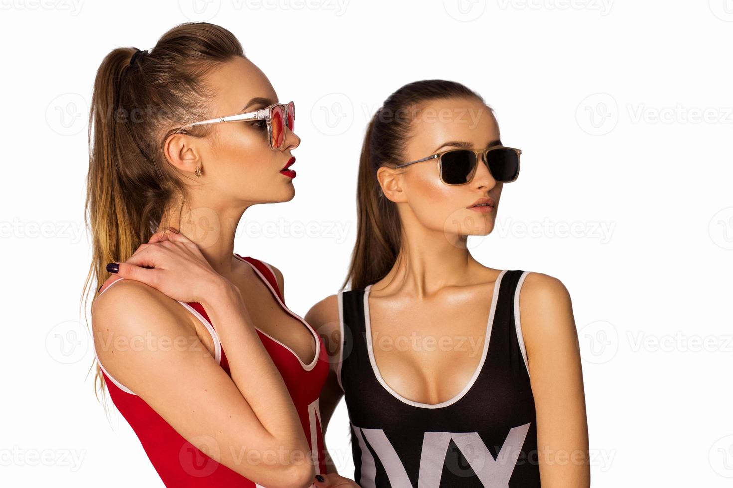 duas lindas garotas em maiô corpo foto