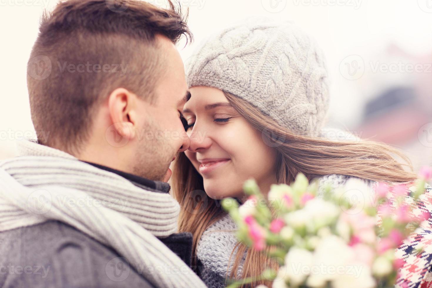 casal romântico se beijando foto