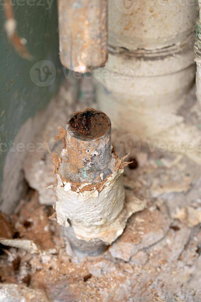 cano de água velho entupido com ferrugem foto