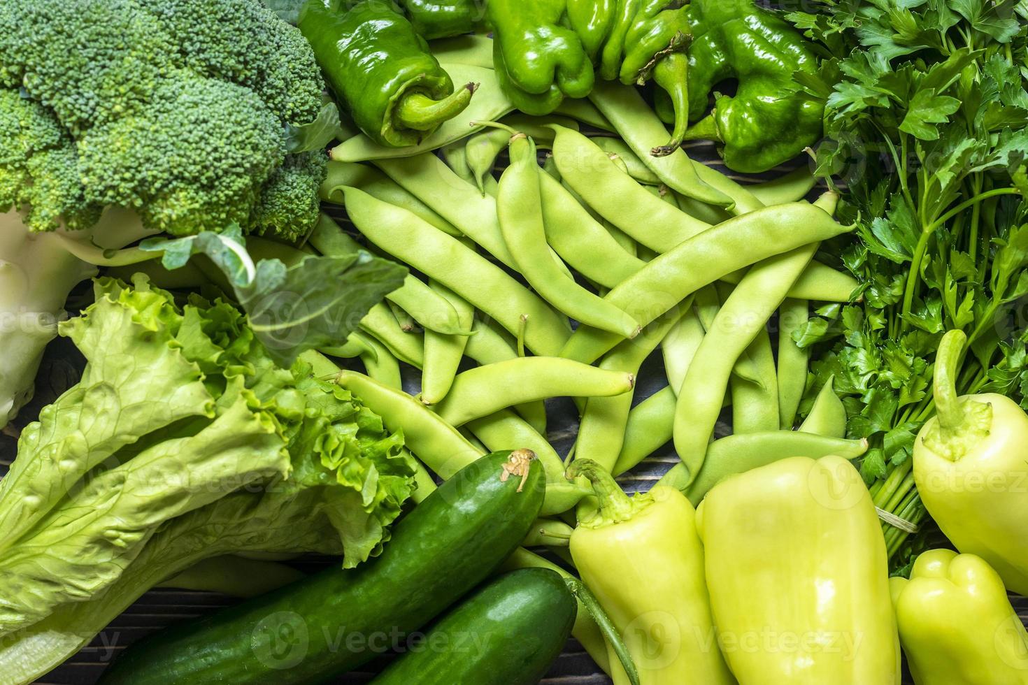 fonte de proteína para vegetarianos. vista superior comida saudável comer vegetais limpos, superalimentos, vegetais folhosos em fundo escuro dieta alimentar saudável e desintoxicação, conceito de agricultura configuração plana foto