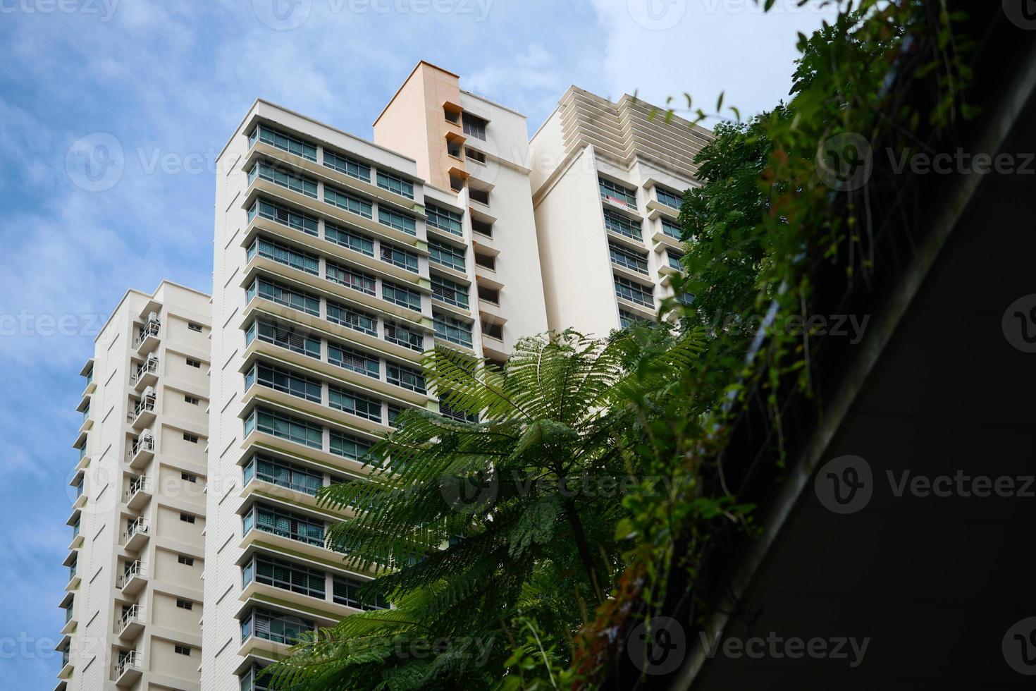 vista de ângulo baixo de edifícios residenciais signapore contra o céu azul foto