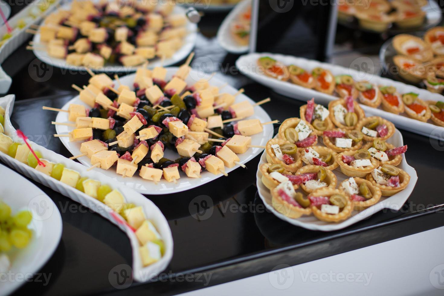 deliciosos petiscos de férias na mesa, a comida é gourmet foto