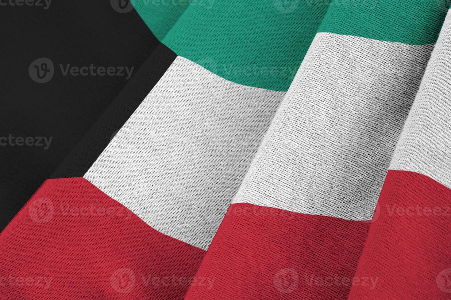 bandeira do kuwait com grandes dobras acenando perto sob a luz do estúdio dentro de casa. os símbolos e cores oficiais no banner foto