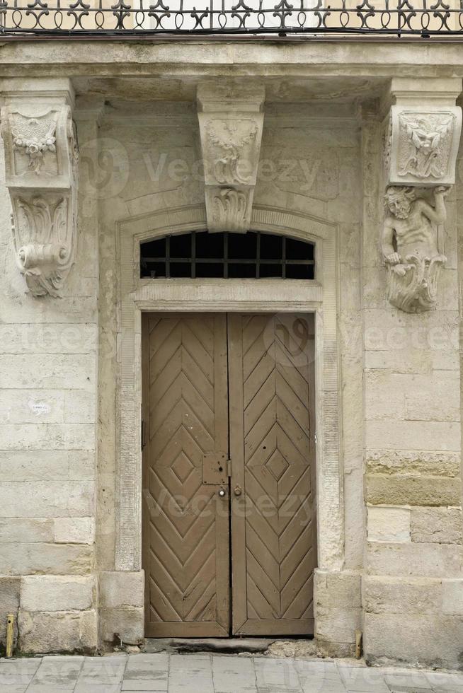 velha textura de porta de madeira antiga em estilo medieval europeu foto