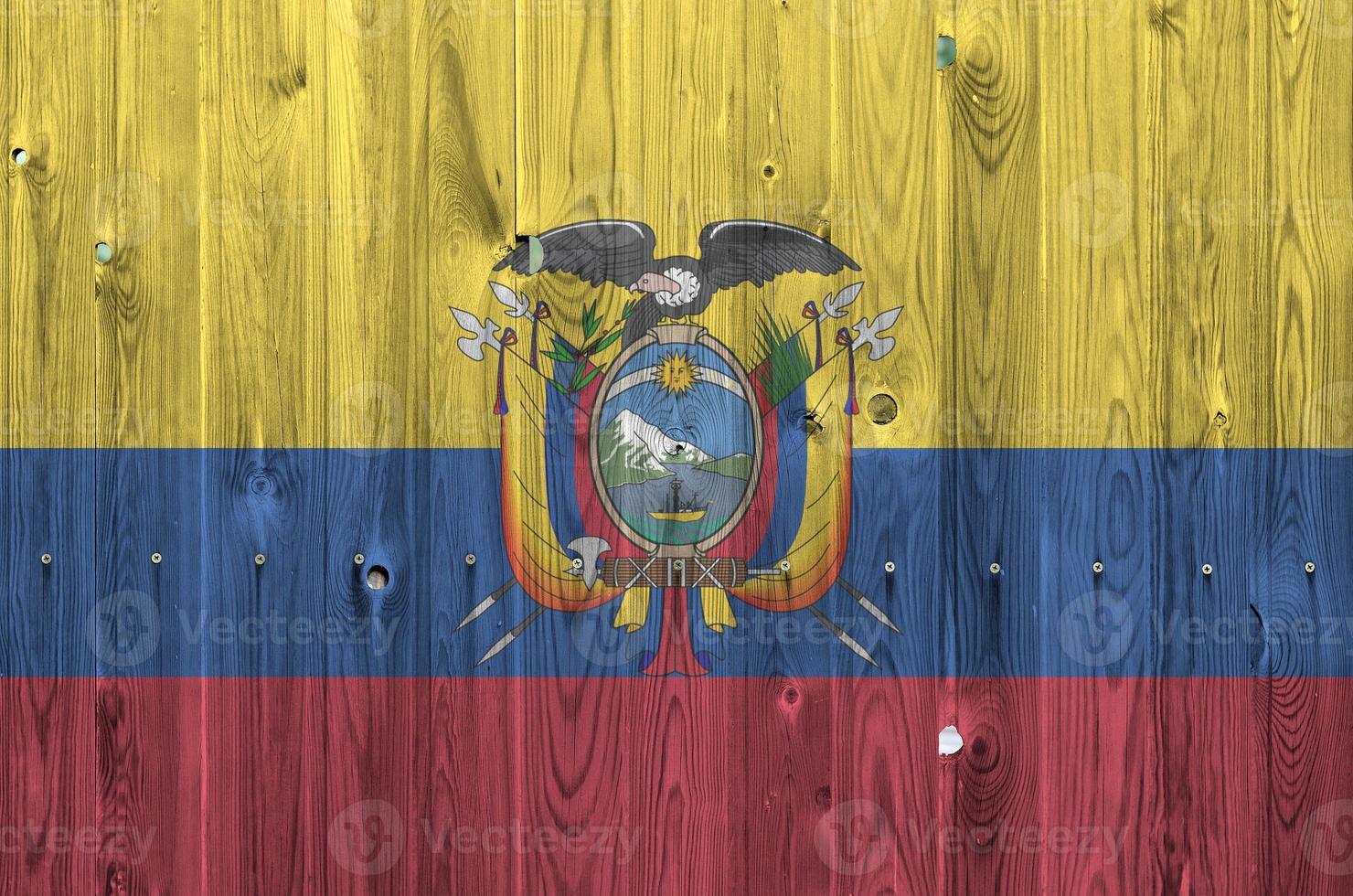 bandeira do equador retratada em cores brilhantes de tinta na parede de madeira velha. banner texturizado em fundo áspero foto