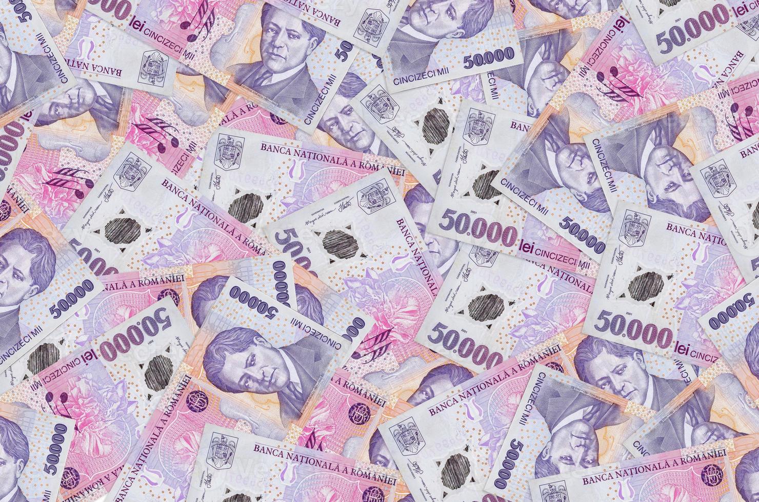 50.000 notas de leu romeno estão em uma grande pilha. fundo conceitual de vida rica foto