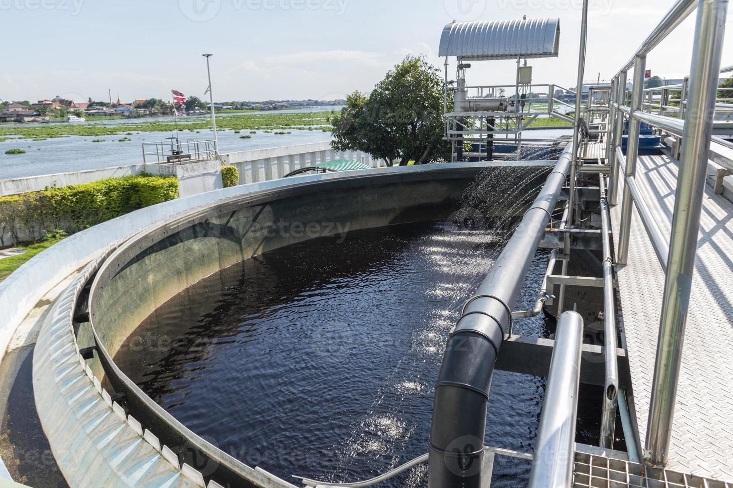 lagoas de tratamento de águas residuais de plantas industriais foto