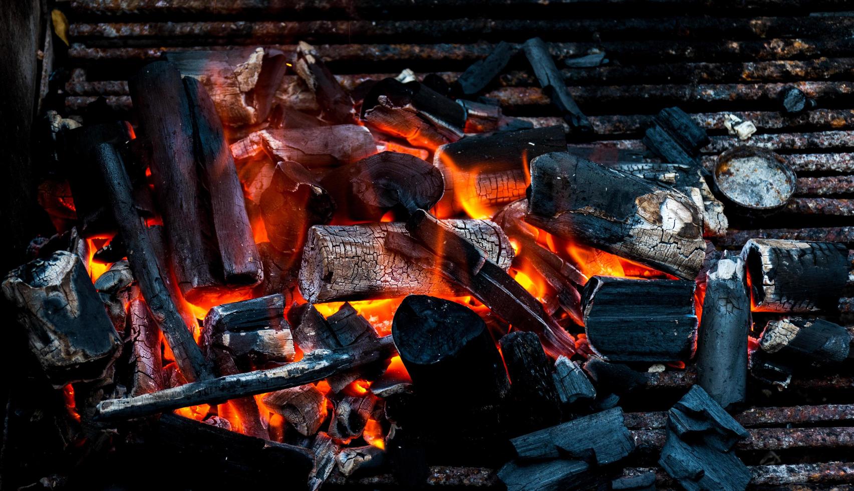 close-up fogo de cinzas de carvão queimando quente foto
