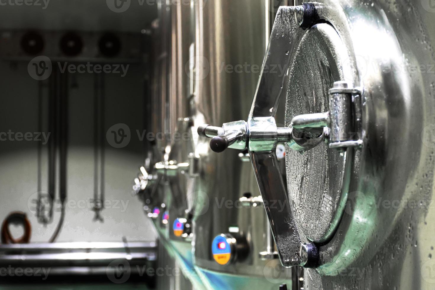 pequeno tanque de fermentação de cerveja na sala de controle de temperatura foto