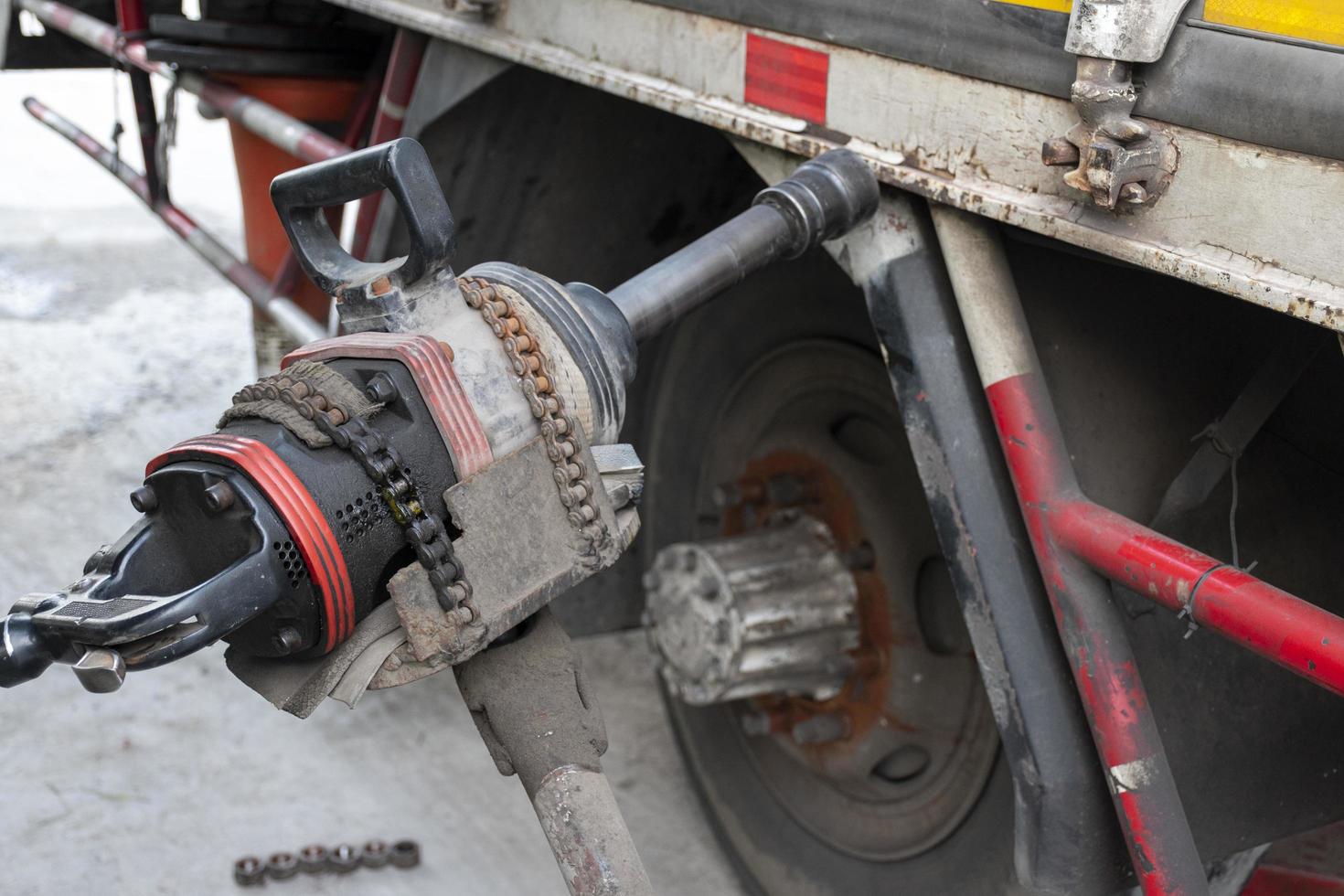 feche a chave de impacto pneumática para remover as porcas da roda. foto