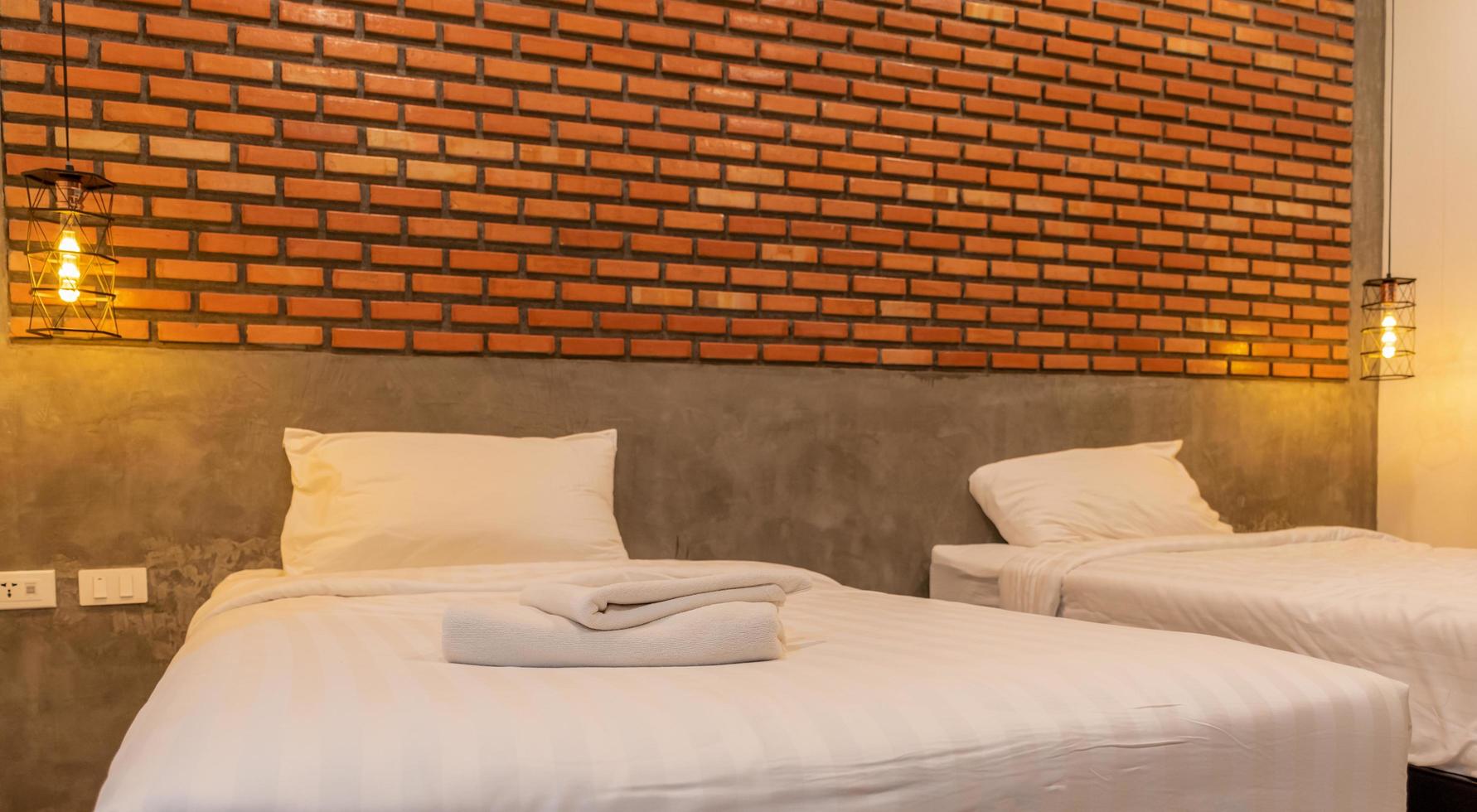 feche as toalhas brancas nos quartos em estilo vintage e loft na sala decore as paredes com tijolos marrons. foto