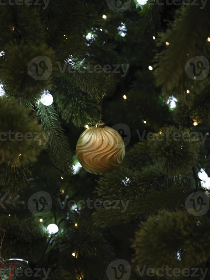 natal e feliz ano novo na árvore de natal bokeh turva foto