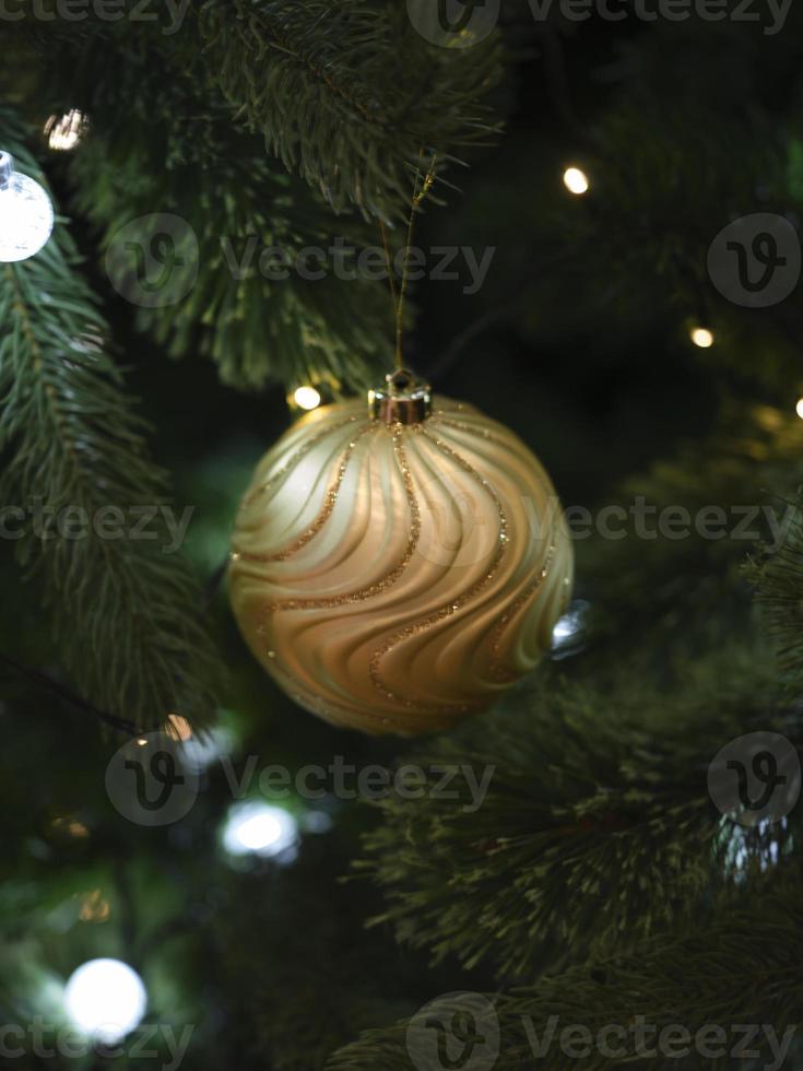 natal e feliz ano novo na árvore de natal bokeh turva foto