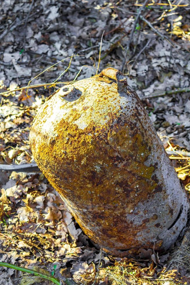 recipiente de gás enferrujado vazio na floresta na alemanha. foto