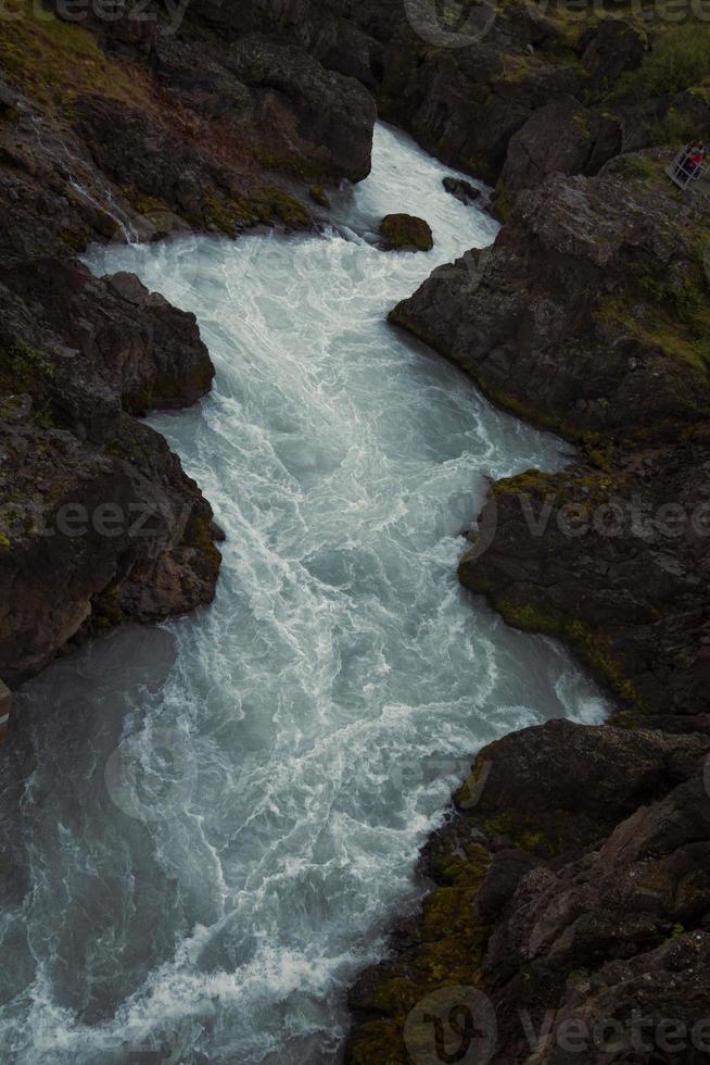 rio hvita correndo entre rochas photo foto