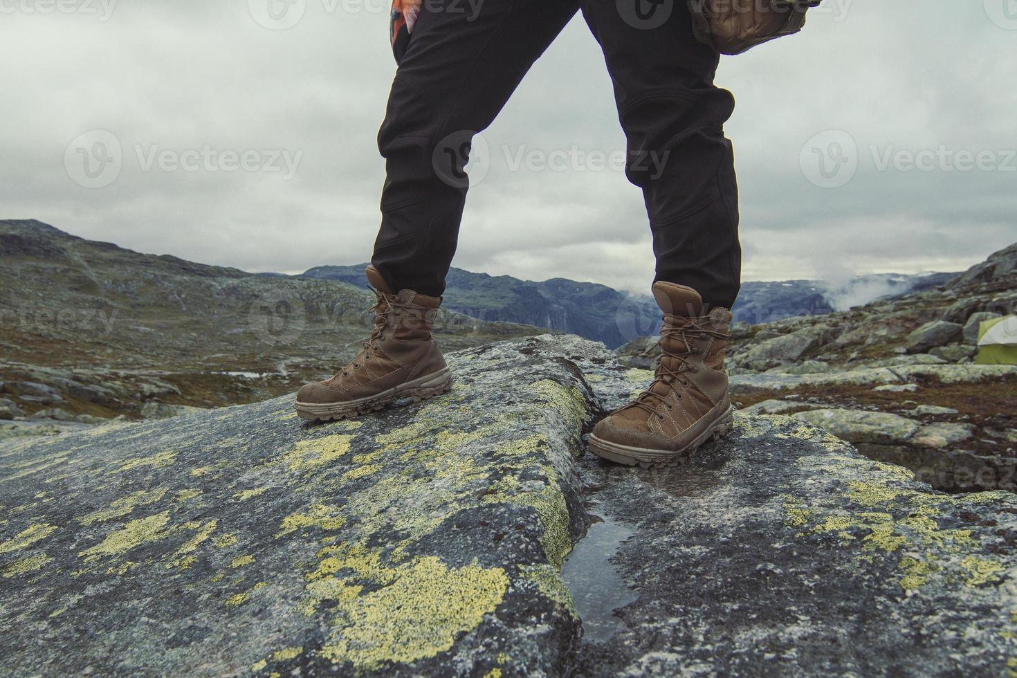 turista em pé na pedra na fotografia cênica das montanhas foto