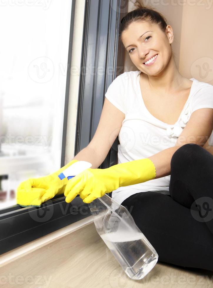 mulher limpando janelas foto