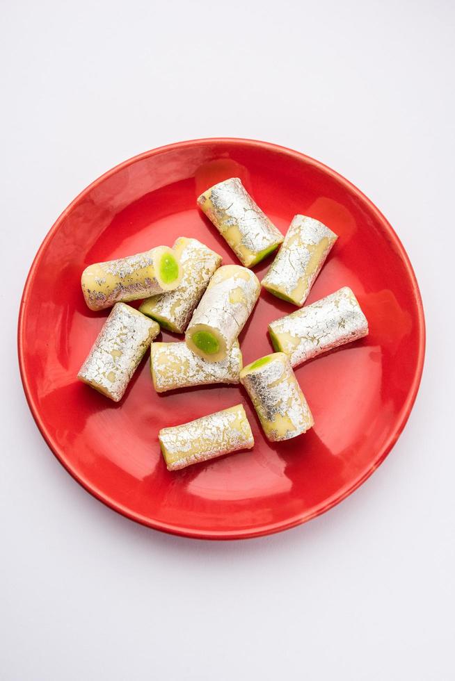 rolo de pista kaju ou rolo de pistache de caju mithai ou sigar, doce indiano ou sobremesa para festivais foto
