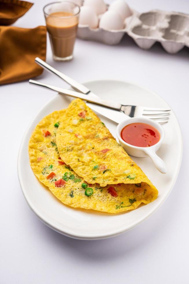 omelete de masala com especiarias indianas recheada com vegetais frescos, refeição saudável foto